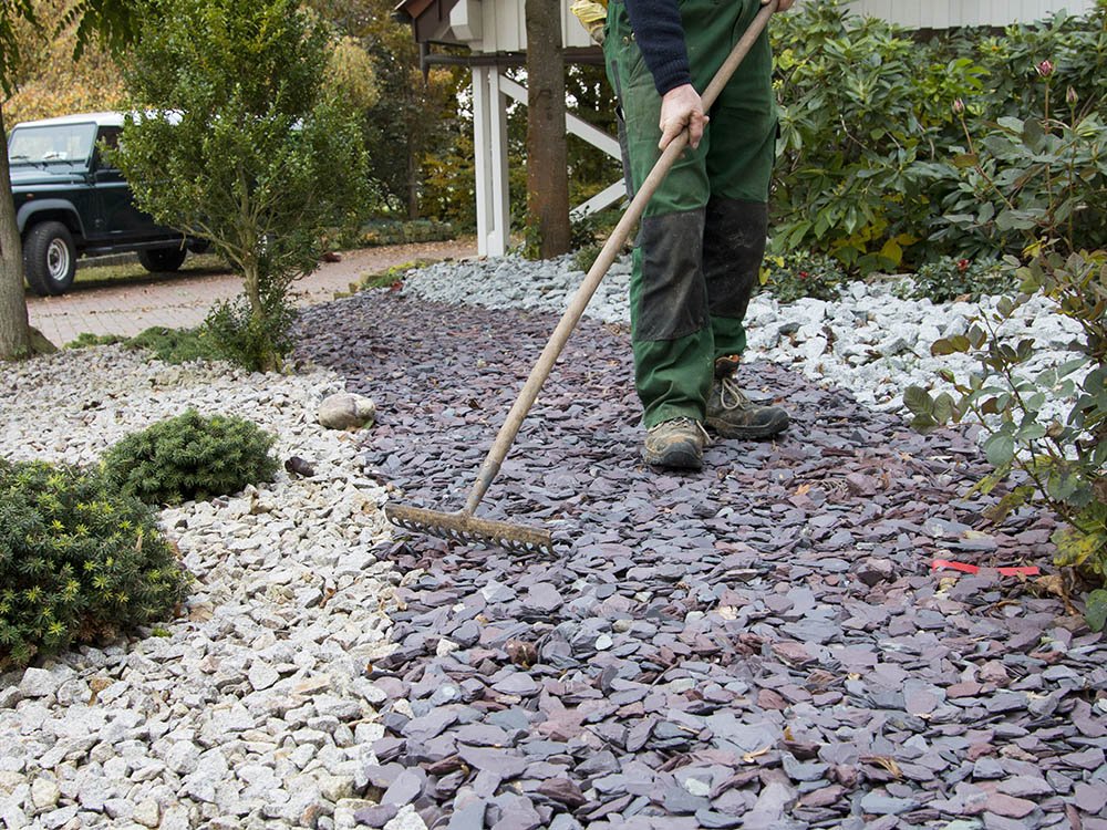 Gartenpflege mit Ziersplittfl&auml;che, Geh&ouml;lzen und gepflegter Bepflanzung