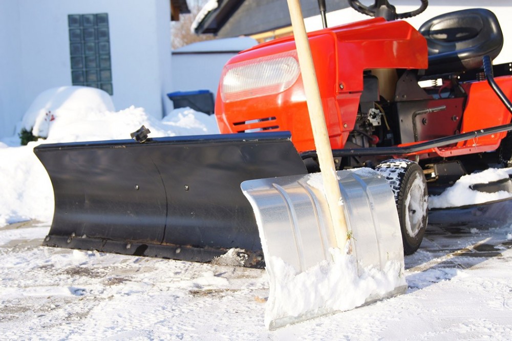 Schneeräumung und Winterdienst in Vlotho Räumfahrzeug mit Schneeschild und Schneeschaufel bei winterlichen Bedingungen