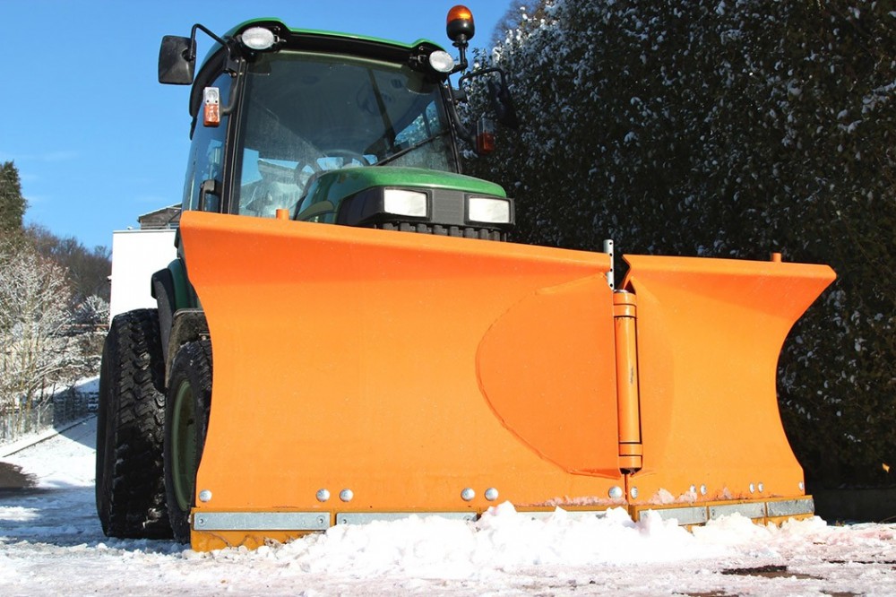 Winterdienst mit Traktor in Vlotho Traktor mit großem Schneeschild beim Räumen von Schnee im Winterdienst